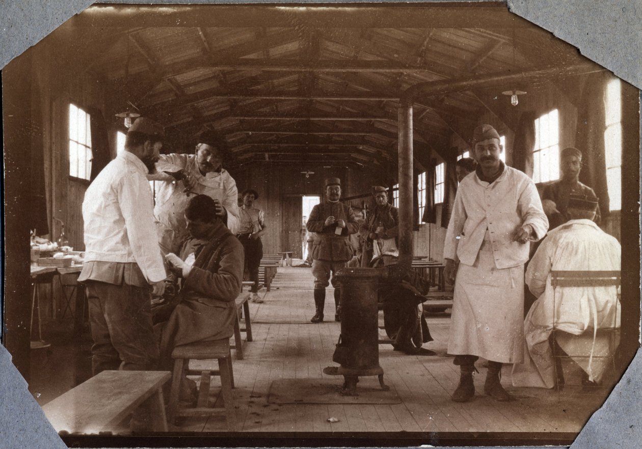 Primeira Guerra Mundial 1914-1918: camarim para soldados franceses feridos. Couville dans la Manche, Baixa-Normandia, França. Fotografia anônima em maio de 1917. Coleção particular, Stella. de Anonymous Anonymous