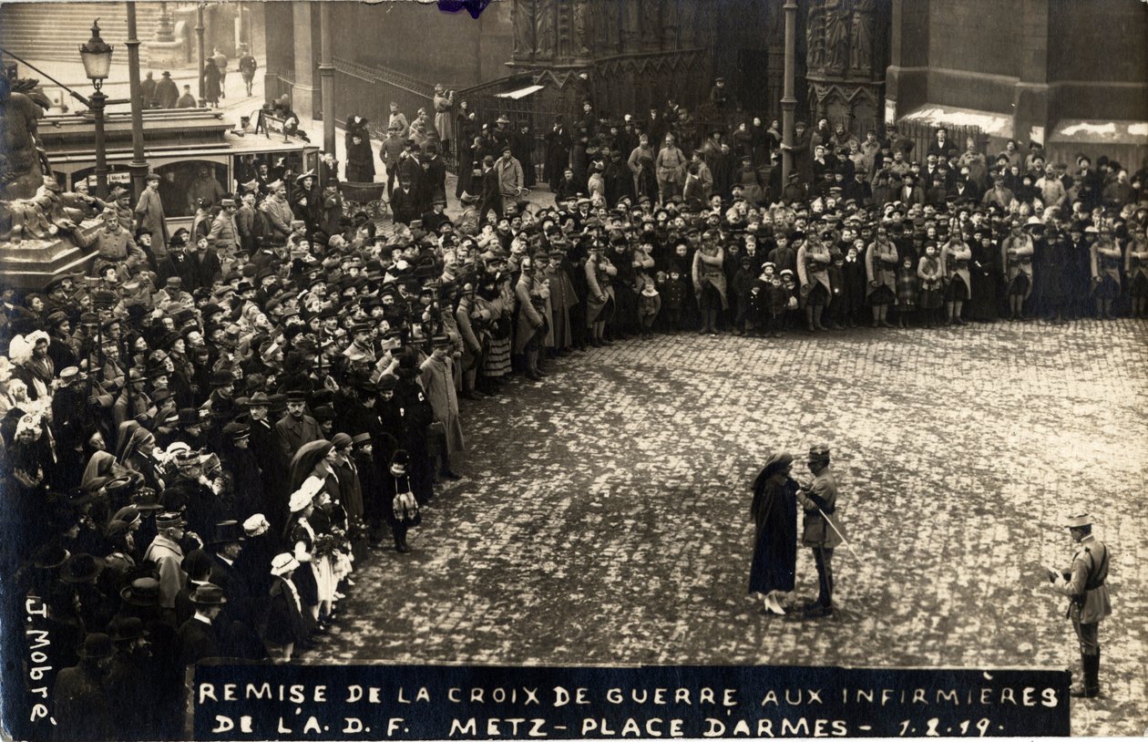 Primeira Guerra Mundial 1914-1918: entrega da cruz de guerra aos enfermeiros da ADF (A.D.F.) em Metz, place d