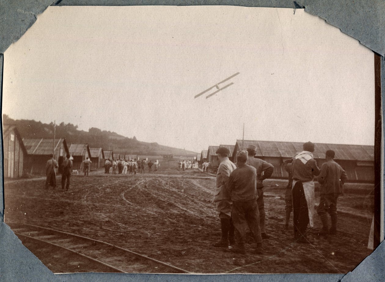 Primeira Guerra Mundial 1914-1918: esquadrão militar de Mont Saint Martin sobrevoando o campo de Couville, Manche, Baixa Normandia, França. Fotografia anónima de Junho de 1917. Coleção privada, Stella. de Anonymous Anonymous