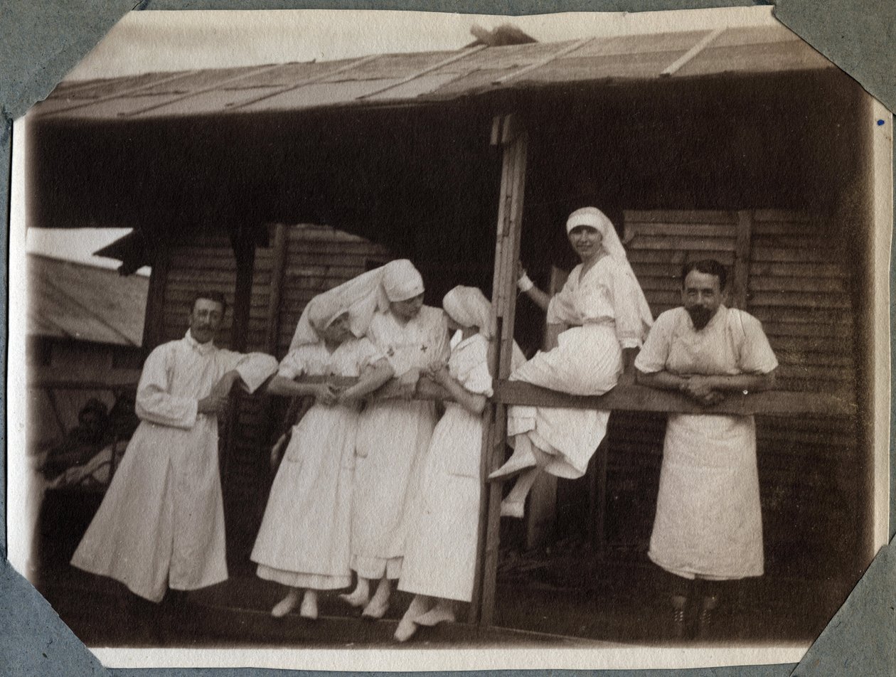 Primeira Guerra Mundial 1914-1918: enfermeiros e médicos de blusa em Couville, Manche, Basse-Normandie (Basse-Normandy), França. Fotografia anônima de julho de 1917. Coleção particular, Stella. de Anonymous Anonymous