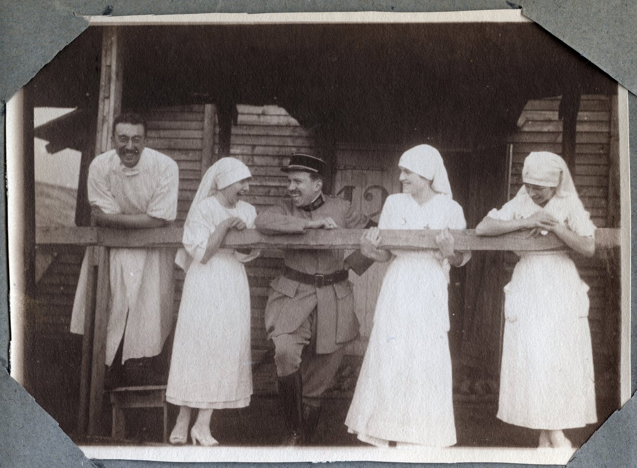 Primeira Guerra Mundial 1914-1918: enfermeiras de blusa engraçada com soldados e um médico em Couville, Manche, Baixa Normandia, França. Fotografia anônima de julho de 1917. Coleção particular, Stella. de Anonymous Anonymous