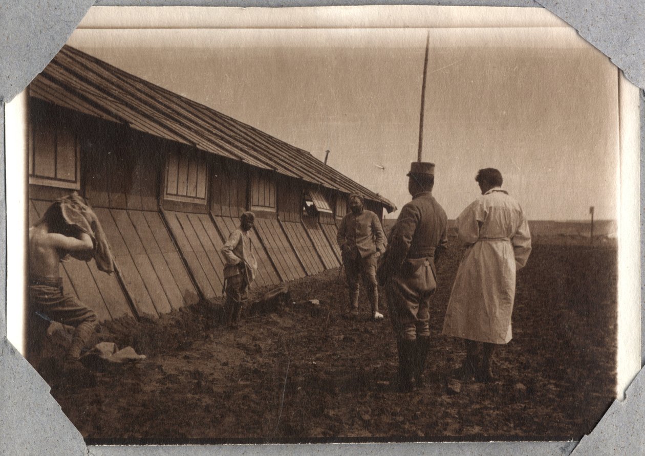 Primeira Guerra Mundial 1914-1918: busca de cabeças nas bordas, acampamento de Couville no Canal da Mancha, Baixa Normandia, França. Fotografia anônima em maio de 1917. Coleção privada, Stella. de Anonymous Anonymous