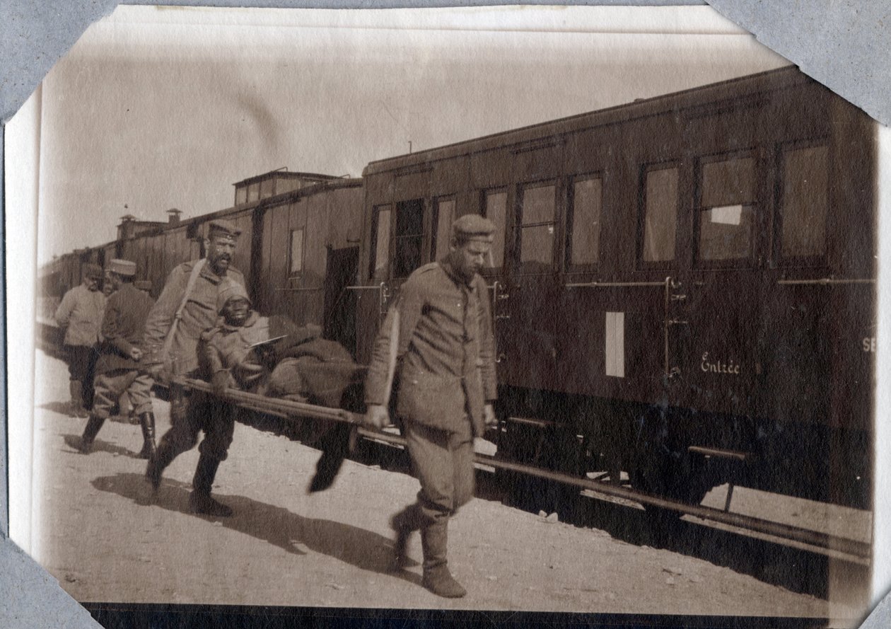 Primeira Guerra Mundial 1914-1918: ferimentos de soldados e macas numa estação no Canal da Mancha, Baixa Normandia, França. Fotografia anônima em maio de 1917. Coleção privada, Stella. de Anonymous Anonymous