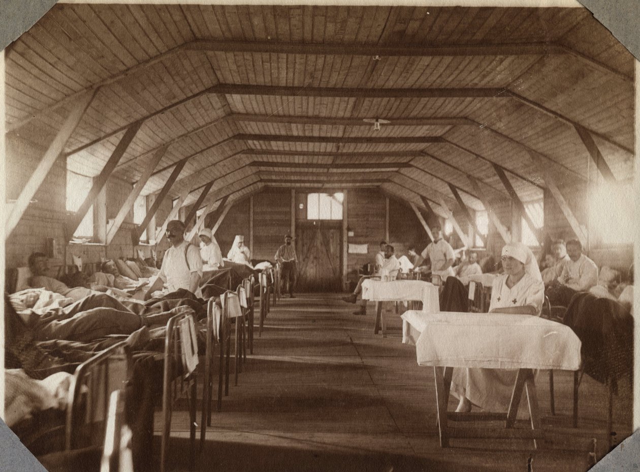 Primeira Guerra Mundial 1914-1918: soldados e enfermeiros feridos da Cruz Vermelha francesa (Cruz Vermelha), acampamento de Couville no Canal da Mancha, Baixa Normandia (Baixa Normandia), França. Fotografia anônima de julho de 1917. Coleção particular, Ste de Anonymous Anonymous