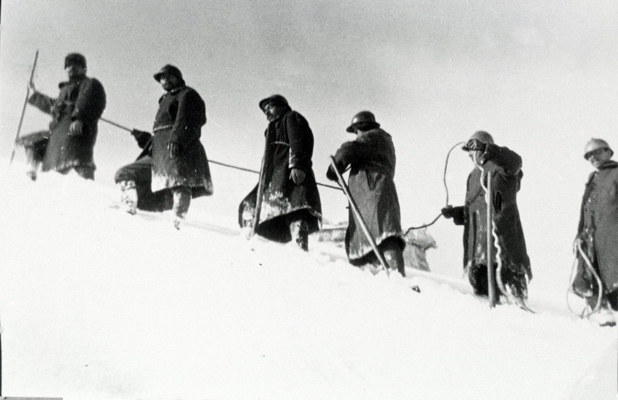 Primeira Guerra Mundial: caçadores alpinos italianos (alpino ou alpini) durante uma ascensão de Anonymous Anonymous