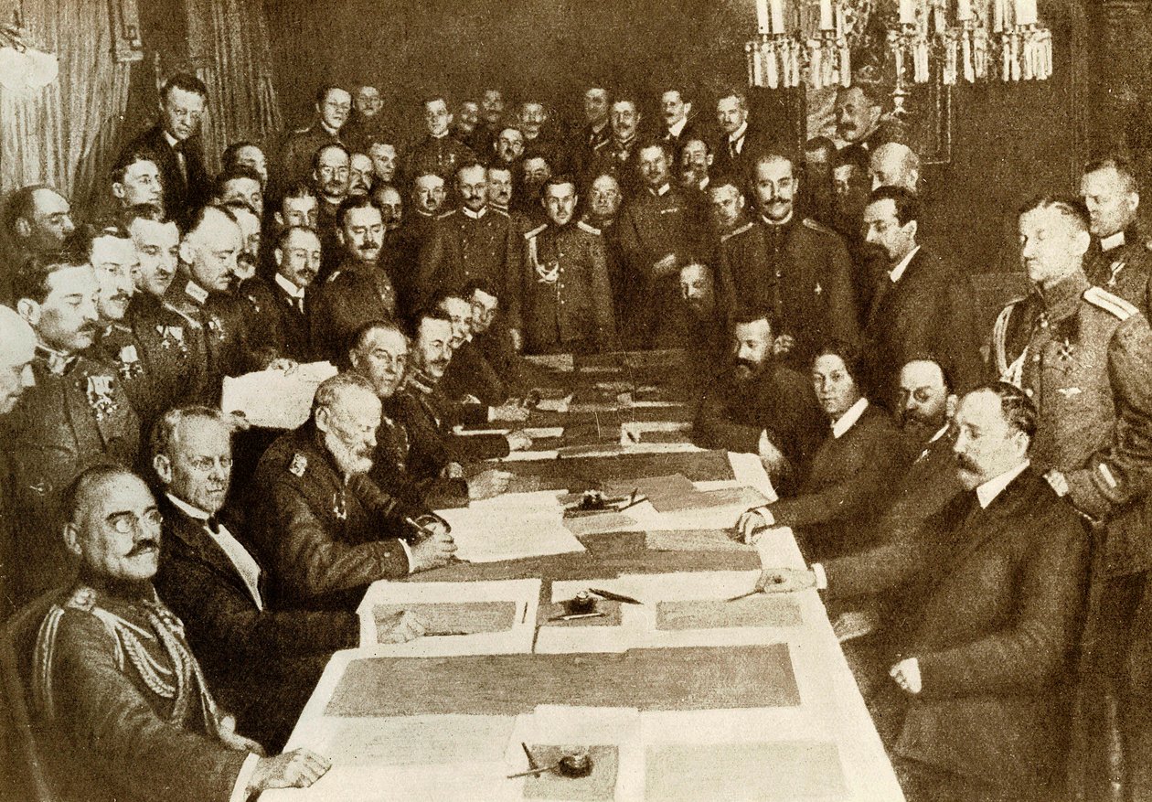 Primeira Guerra Mundial: assinatura do Tratado de Paz de Brest Litovsk (Brest-Litovsk) em 03/03/1917 entre alemães e russos. O Império Bolchevique tem territórios diferentes da Alemanha. Representantes dos impérios centrais (ou da Tríplice Aliança, Alemanh de Anonymous Anonymous