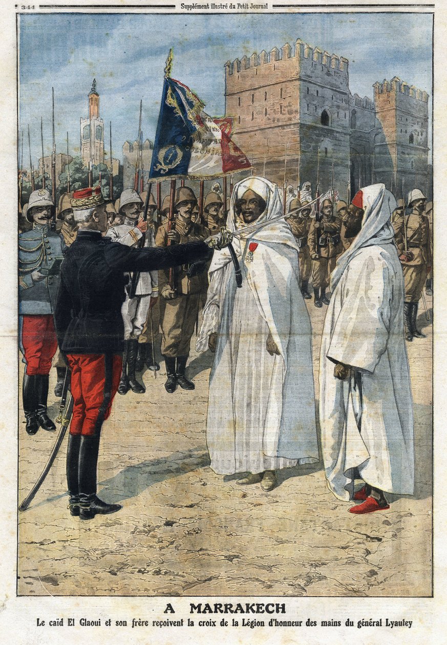 O General Hubert (Louis-Hubert-Gonzalve) Lyautey (1854-1934) apresenta a cruz da Legião de Honra ao caid (pasha) Thami El-Glaoui (El Glaoui) (1879-1956) e ao seu irmão em Marrakech, Marrocos" ilustração tirada do "The Petity Journal" 25 A de Anonymous Anonymous