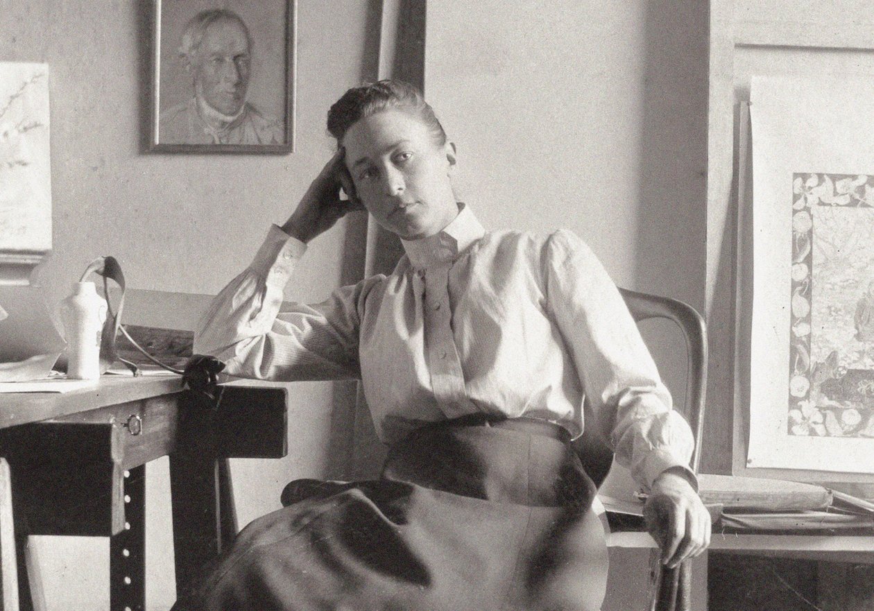 Hilma af Klint no seu estúdio em Hamngatan, Estocolmo, c. 1895 (fotografia) de Anonymous Anonymous