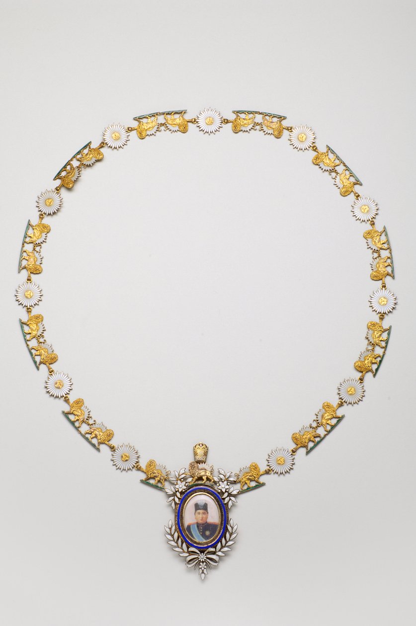 Irão - Decoração de Retrato Imperial: Colar com o retrato de Ahmad Shah, Rei Qajar - início do século XX de Anonymous Anonymous
