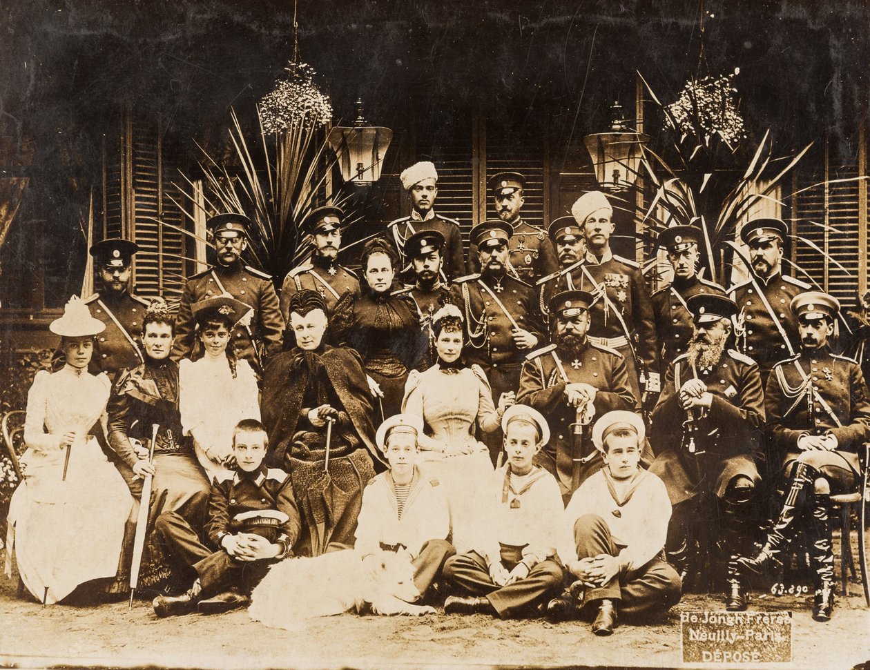 Membros da família Romanov nas manobras militares de verão em Krasnoye Selo (São Petersburgo) de Anonymous Anonymous