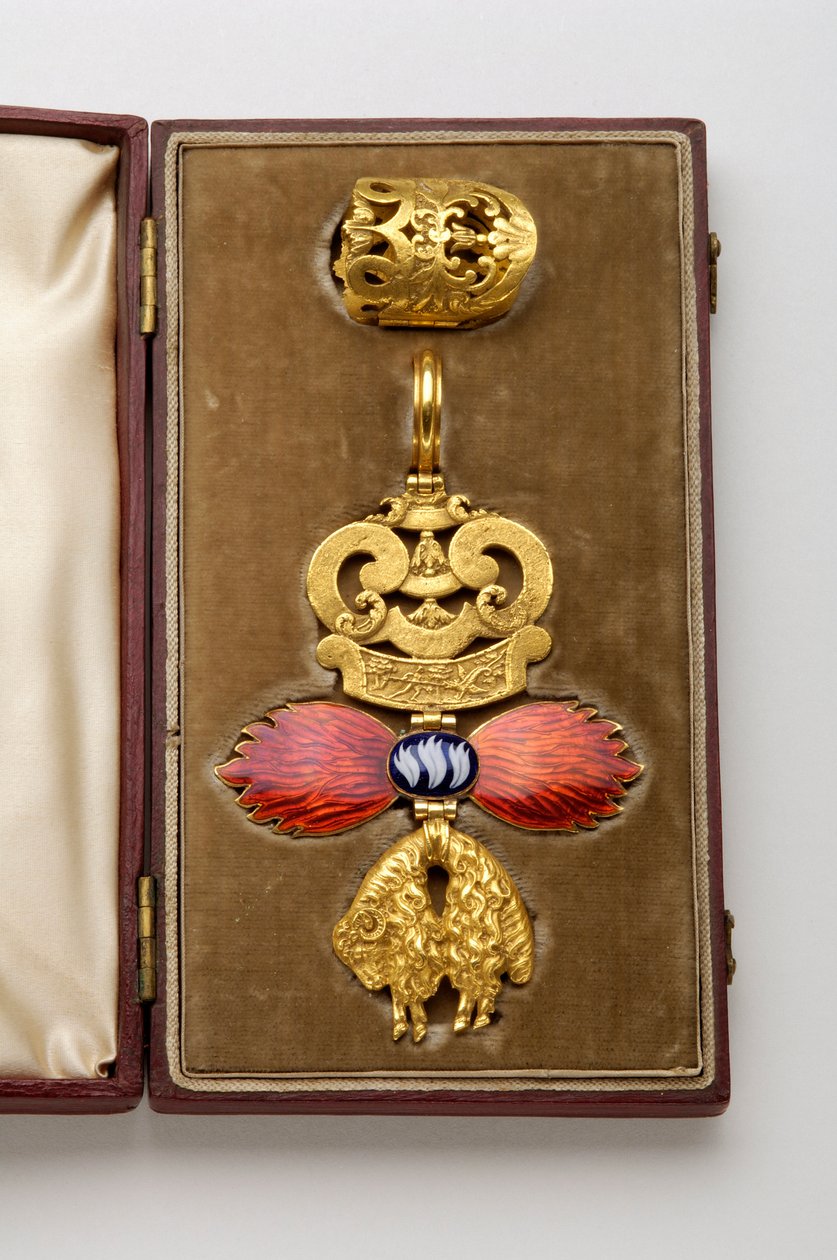 Ordem do Velo de Ouro: Velo de Ouro Espanhol - Distintivo pertencente a Arthur Wellesley (1769-1852) - Oavers - Fabricado por Hamlet (Londres) - Estreia do século XIX - Ouro e emalhados - H: 7,8 cm; W: 5,6 cm; Peso: 38 g - Estojo original em mar borgonha de Anonymous Anonymous