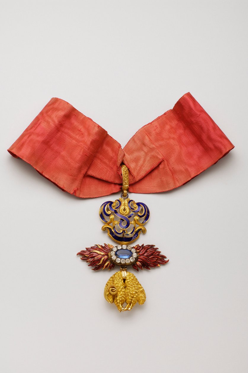 Ordem do Velo de Ouro: Velo de Ouro Espanhol - Insígnia de Jean Charles de Saldanha Oliveira e Daun (1790-1876) - meados do século XIX - Ouro, diamantes, safiras e emalhados - H 10,6 cm; w 7,6 cm; peso: 96 g - Colecção privada de Anonymous Anonymous