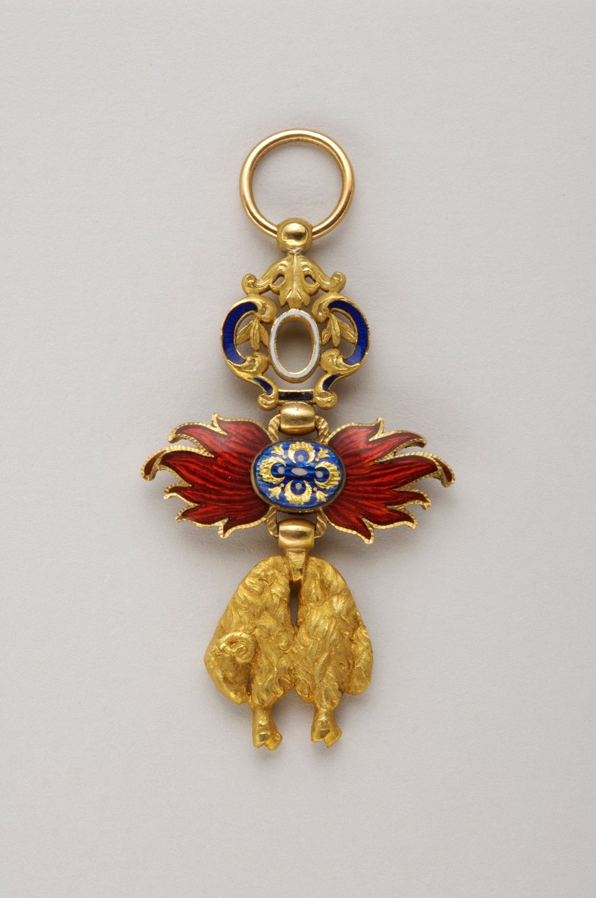 Ordem do Velo de Ouro: Velo de Ouro Espanhol - Miniatura de insígnias pertencentes a Alfonso (Alfonso) XIII de Bourbon (1886-1941), Rei de Espanha (1886-1931) - Fim do século XIX - Ouro e emalhados - H 4,3 cm; w 2,4 cm; peso: 8 g - Colecção privada de Anonymous Anonymous