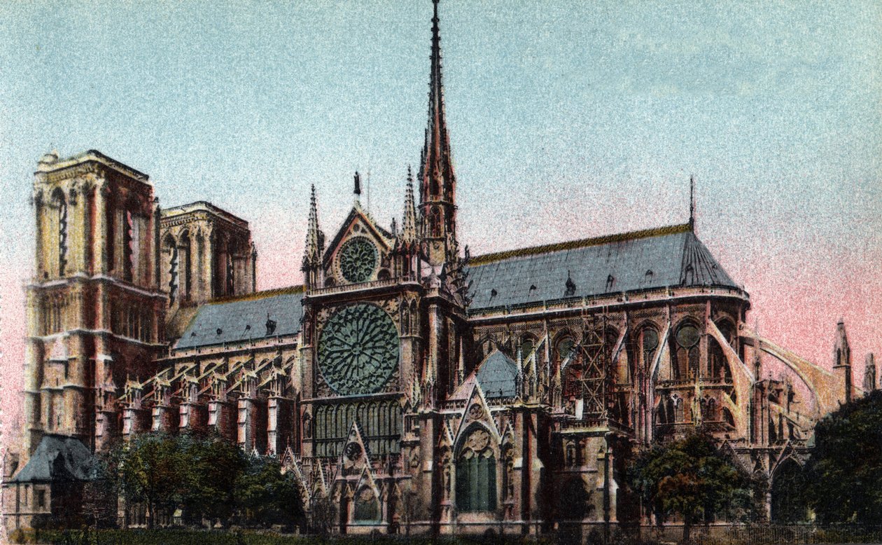 Paris: vista exterior da Catedral de Notre Dame (Notre-Dame), lado sul. Arquitectura gótica. Fotografia de 1920 no "Álbum Artístico" da cidade de Paris. Coleção particular. de Anonymous Anonymous