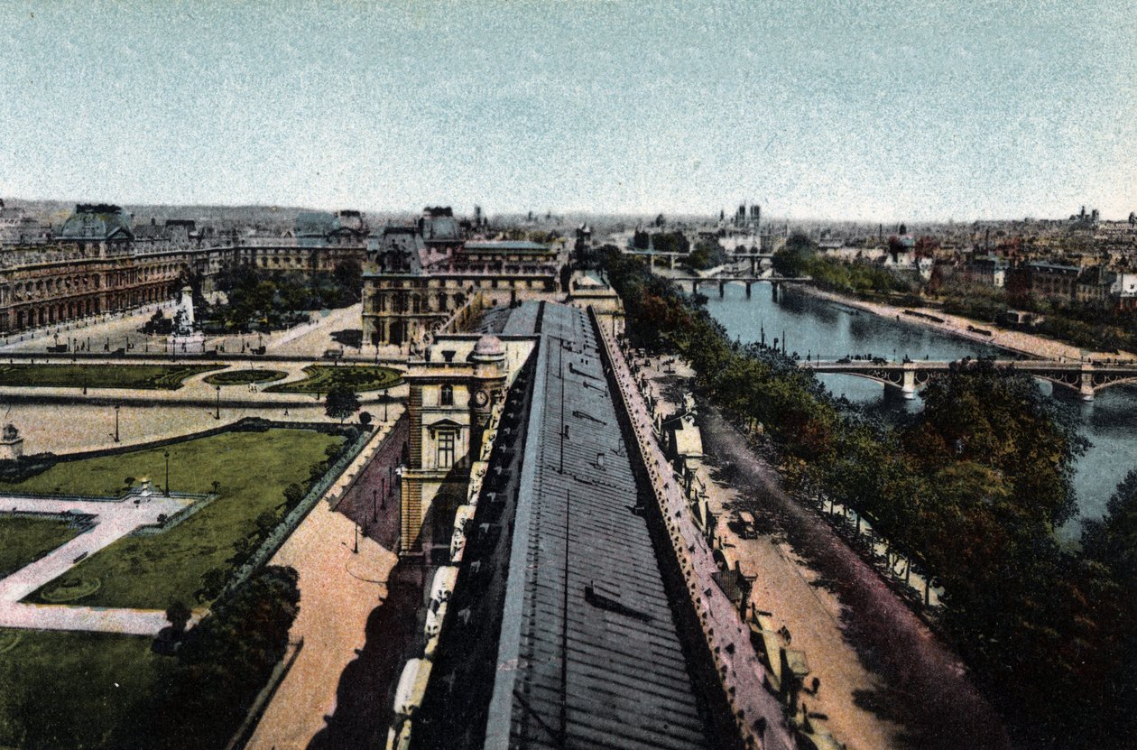 Paris: panorama em direcção ao Louvre. La Seine e Cathedrale Notre Dame (Notre-Dame), à direita. Fotografia de 1920 no "Álbum Artístico" da cidade de Paris. Coleção particular. de Anonymous Anonymous