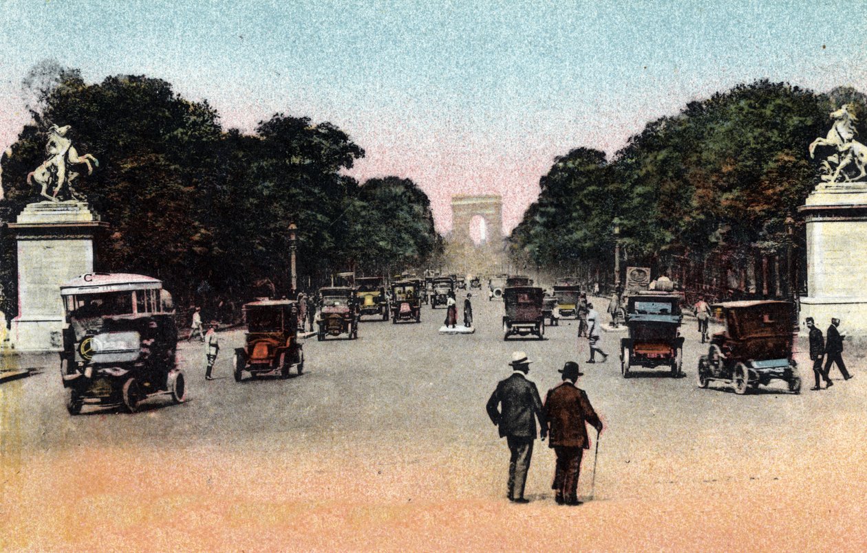 Paris: tráfego na Avenue des Champs Elysees (Champs-Elysees) visto da Place de la Concorde com o Arco do Triunfo ao fundo. Nas probabilidades, os Cavalos de Marly