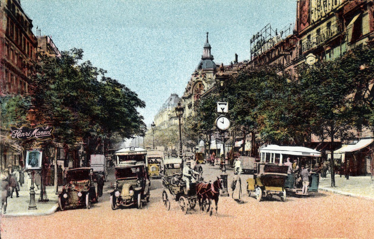 Paris: trânsito na avenida dos italianos, uma das grandes avenidas da cidade. Fotografia de 1920 no "Álbum Artístico" da cidade de Paris. Coleção particular. de Anonymous Anonymous