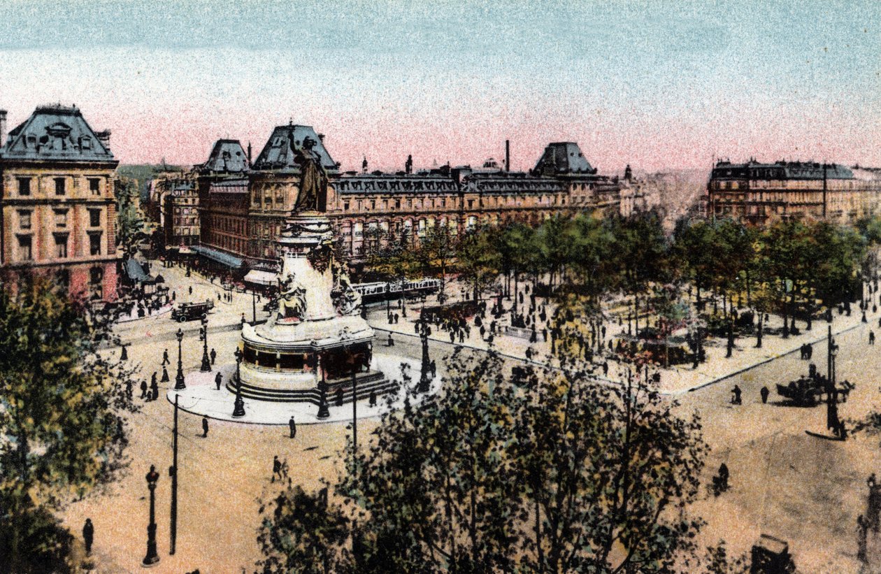 Paris: vista da Place de la Republique com a estátua da Republique. Fotografia de 1920 no "Álbum Artístico" da cidade de Paris. Coleção particular. de Anonymous Anonymous