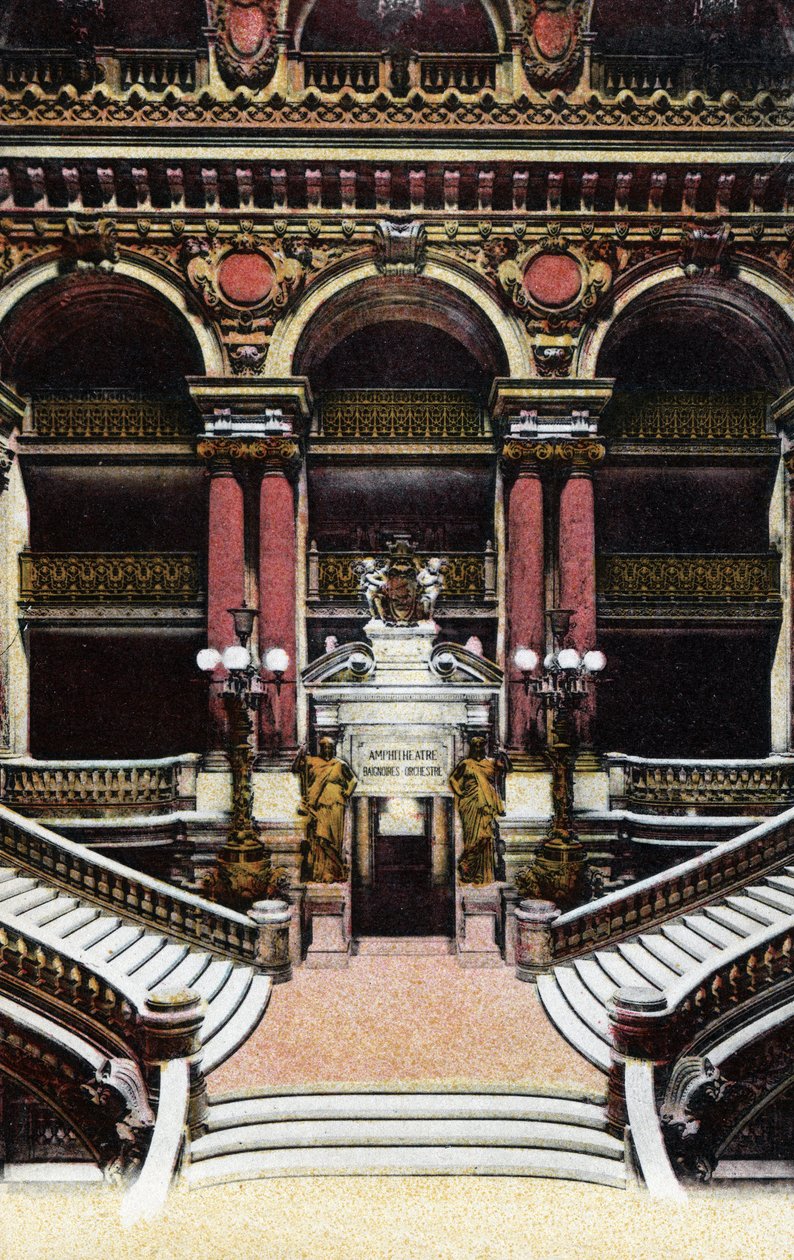 Paris: vista para a grande escadaria da Ópera Garnier. Fotografia de 1920 no "Álbum Artístico" da cidade de Paris. Coleção particular. de Anonymous Anonymous