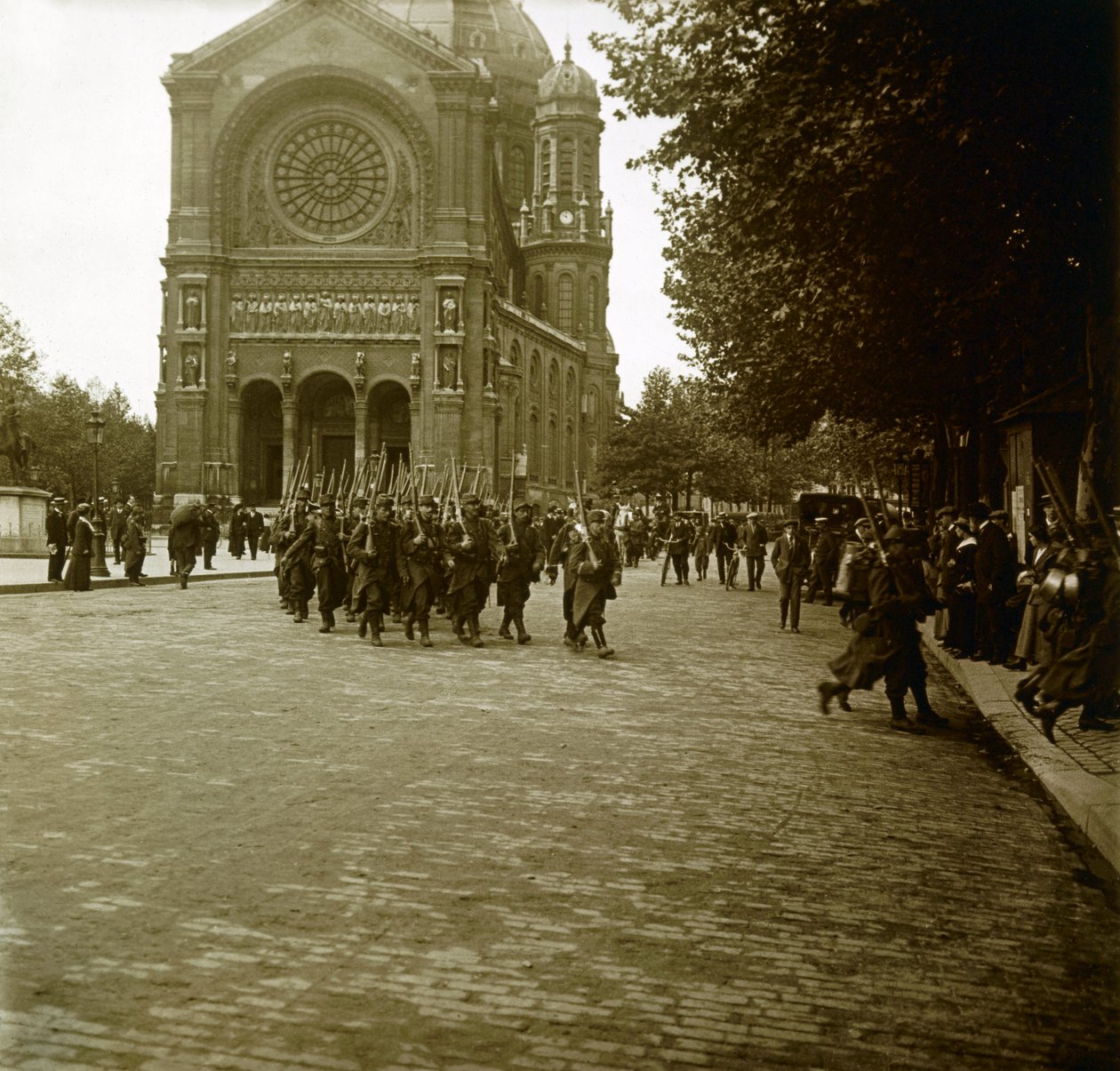 Fotografia - Placa de vidro estereoscópica na Primeira Guerra Mundial: Em Paris, após a mobilização, jovens recrutas partem para a frente, Colecção Privada de Anonymous Anonymous