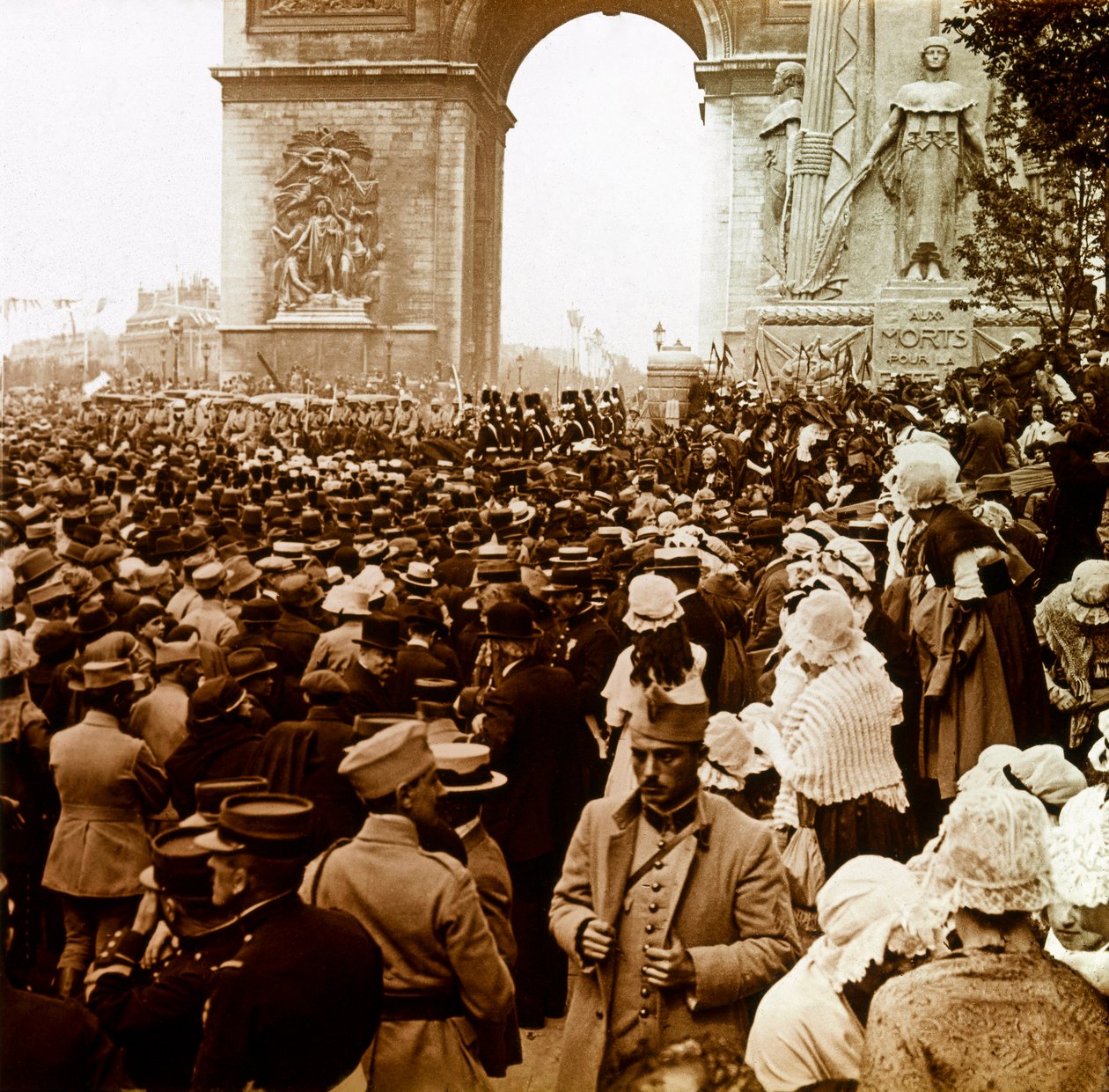 Fotografia - Placa de vidro estereoscópica na Primeira Guerra Mundial: A população parisiense no dia da vitória em 1919, Coleção Particular de Anonymous Anonymous