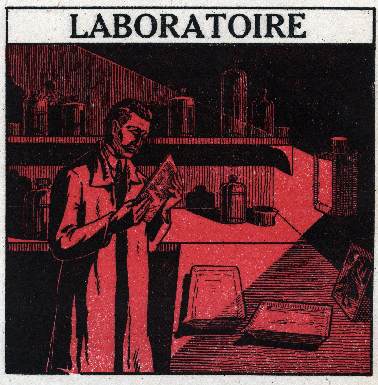 Fotografia: um fotógrafo em seu laboratório para revelar fotos. Ilustração anónima a partir de 1925. Coleção privada. de Anonymous Anonymous