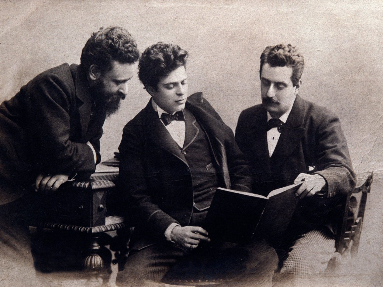Retrato de (de l. a r.) Alberto Franchetti (1860-1942), Pietro Mascagni (1863-1945) e Giacomo Puccini (1858-1924) compositores italianos Fotografia. 1900 ca. Coleção particular de Anonymous Anonymous