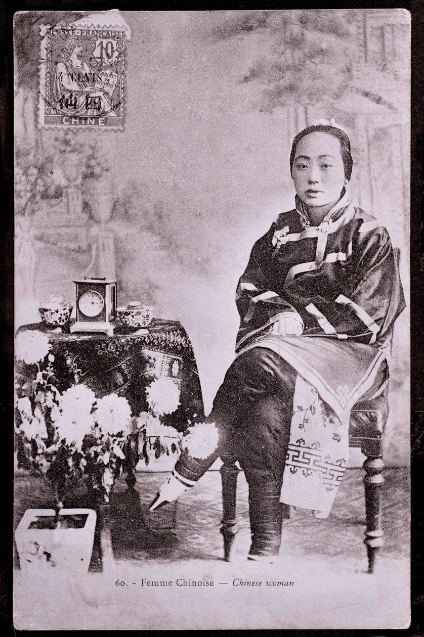 Retrato de mulher chinesa em traje tradicional Ela tem pés em tiras - Fotografia do início do século 20 - Coleção particular de Anonymous Anonymous