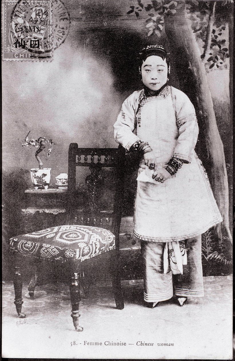 Retrato de uma jovem chinesa em traje tradicional Ela tem pés em tiras - Fotografia do início do século 20 - Coleção particular de Anonymous Anonymous