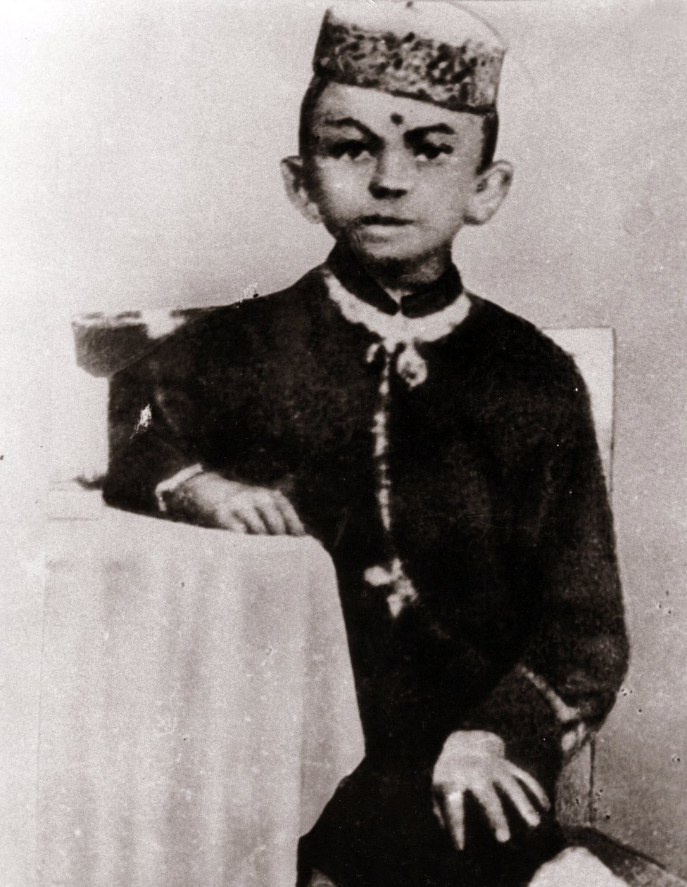 Retrato do líder político Mohandas Karamchand Gandhi (1869-1948) criança - Fotografia por volta de 1875 de Anonymous Anonymous