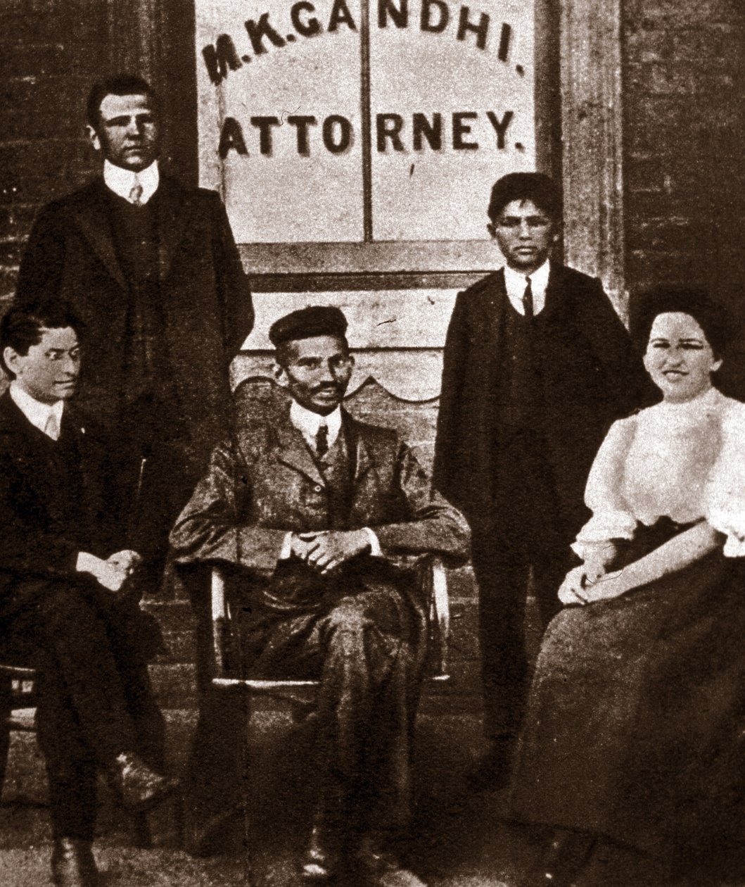 Retrato do líder político Mohandas Karamchand Gandhi (1869-1948), advogado em Durban, África do Sul. Fotografia 1893 de Anonymous Anonymous