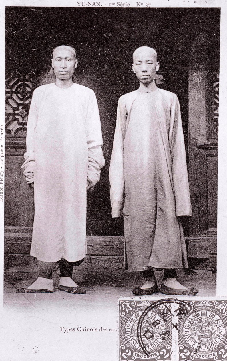 Retrato de dois chineses da região de Yunnan em traje tradicional Fotografia do início do século XX - Colecção privada de Anonymous Anonymous