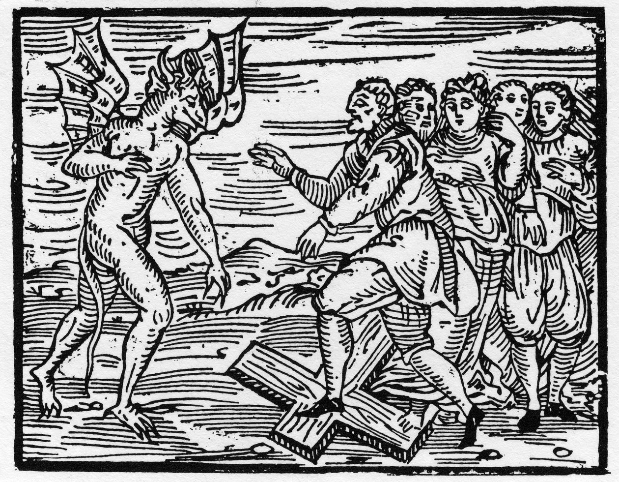 Satanás força seus futuros discípulos a caminhar na cruz - "Compendium Maleficarum", lida com as bruxas, seu mal e seus institutos por Francesco Maria Guazzo ou Guaccio ou Guaccius (15?? -16??) 1608 Coleção Privada de Anonymous Anonymous
