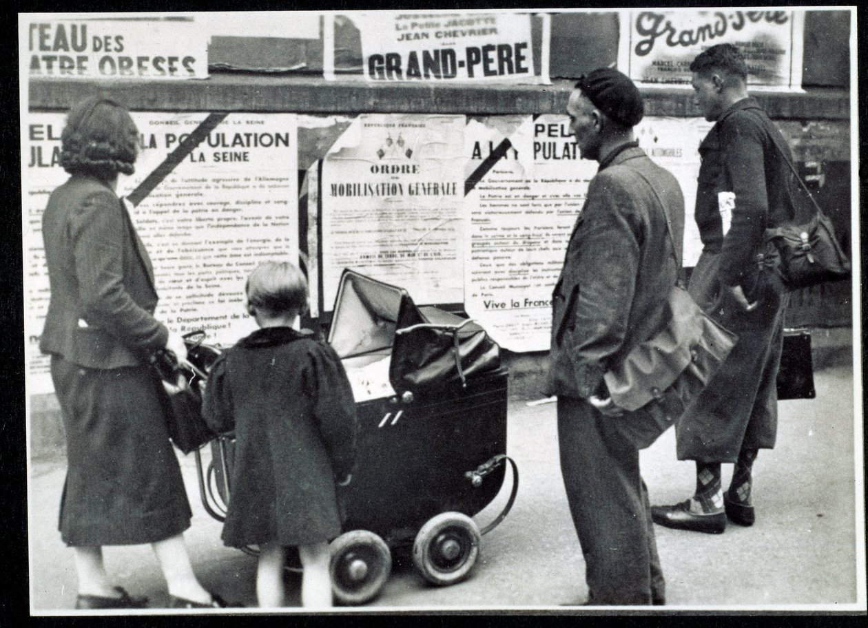 Segunda Guerra Mundial (1939-1945): Passageiros lêem os cartazes de mobilização em Setembro de 1939 de Anonymous Anonymous