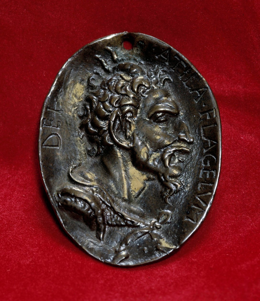 Medalha de prata com a efígie de Átila (395-453) rei dos hunos, flor de deus. Paris, Museu do Louvre de Anonymous Anonymous