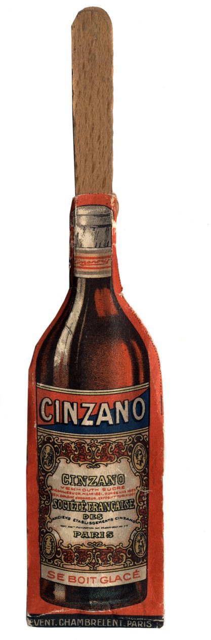 Pequeno fã de publicidade, objecto derivado da promoção da marca Vermouth Cinzano, vinho italiano aperitivo. Estreia na colecção privada do século XX de Anonymous Anonymous