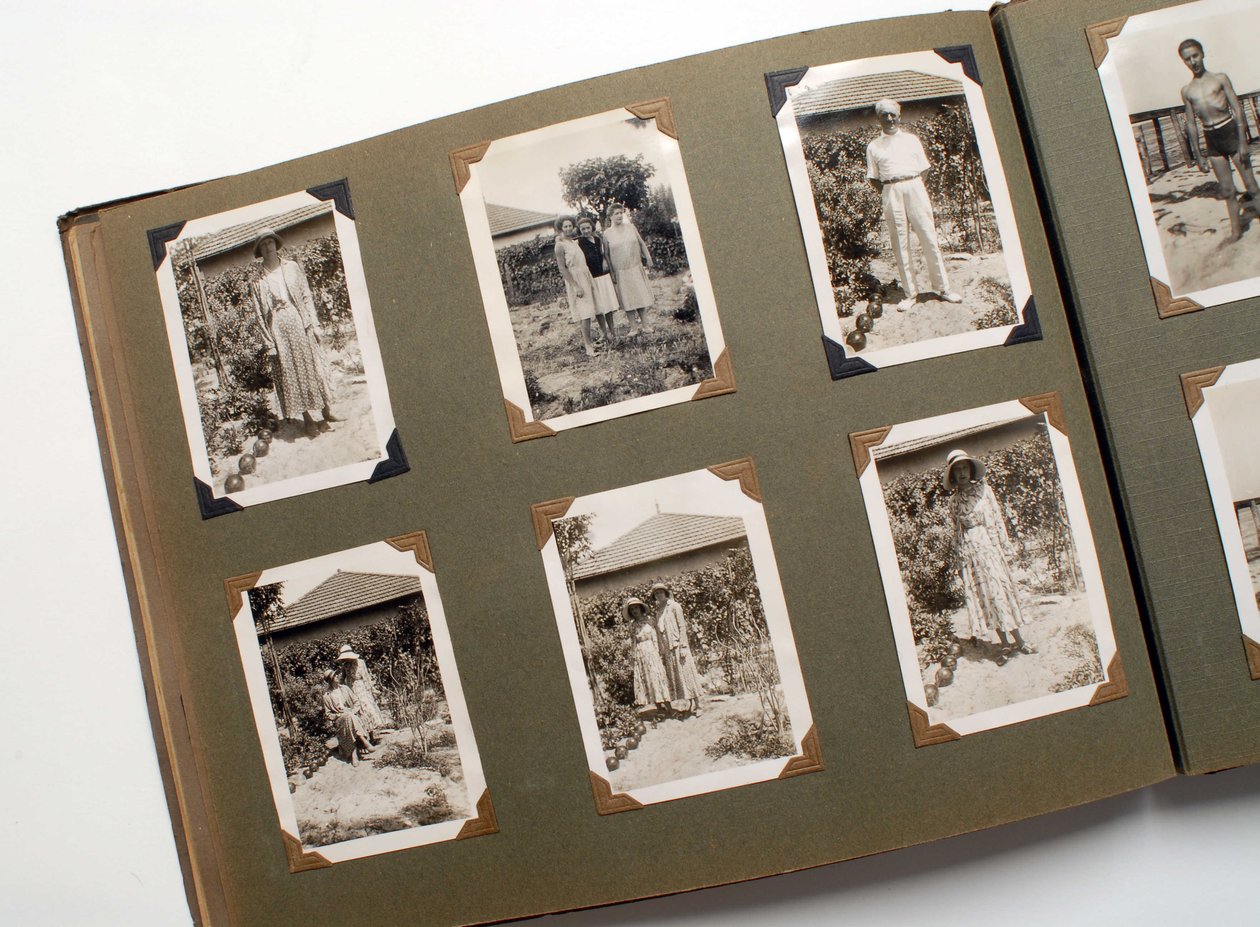 Natureza morta de um álbum de fotografias (fotográfico) por volta de 1925. de Anonymous Anonymous