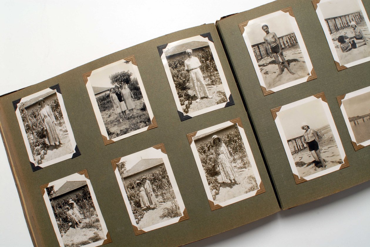 Natureza morta de um álbum de fotografias (fotográfico) por volta de 1925. de Anonymous Anonymous