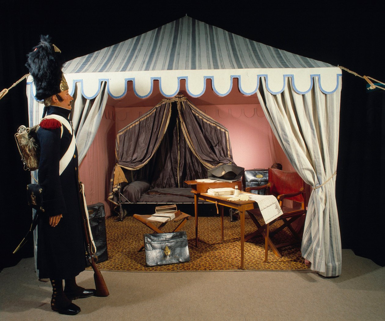 Tenda de Napoleão I no bivouac com uma granadeiro a pé da Guarda Imperiale a levantar guarda. Paris do século XIX, Musee de l