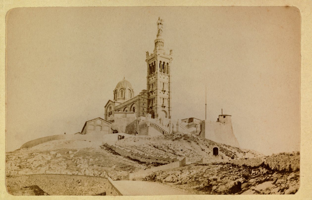 A cidade de Marselha e seus arredores por volta de 1885 -1890: Notre Dame de la garde, Colecção privada de Anonymous Anonymous