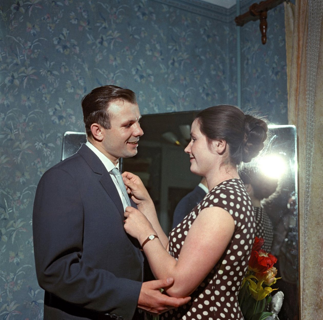 O cosmonauta Yuri (Iouri, Youri) Gagarin (1934-1968) com sua esposa Valentina par Ryumkin, Yakov Israilevich (1913-1986). Fotografia a cores de Anonymous Anonymous