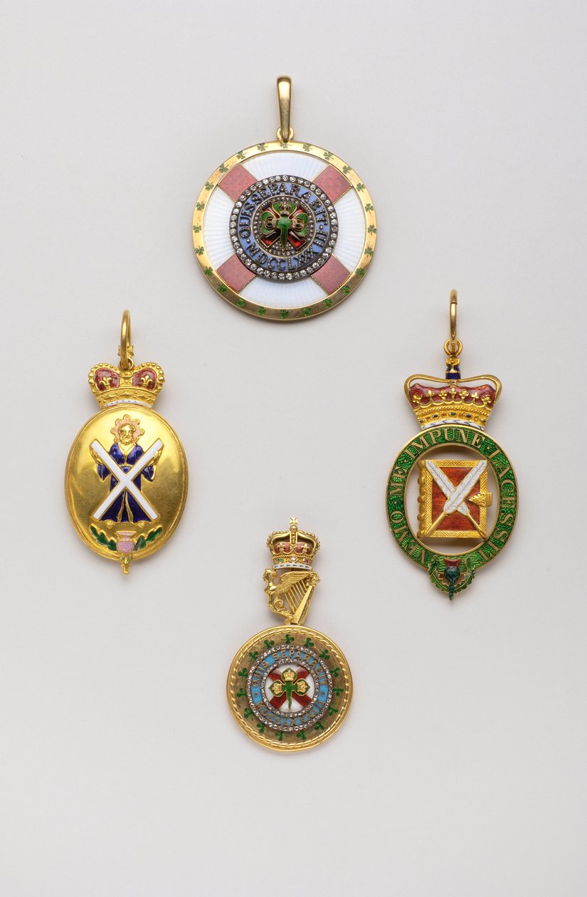 Reino Unido - Ordem de Cardo - Esquerda: insígnia de arauto das armas escocesas, esta insígnia não está exclusivamente ligada à Ordem de Cardo, meados do século XVIII, Ouro e Esmaltes, H 7 cm; w 3,8 cm; peso: 36 g - Direita: insígnia de reitor do O de Anonymous Anonymous
