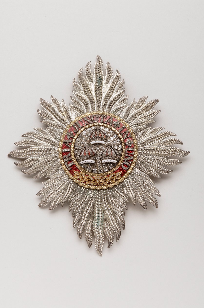 Reino Unido - Order of the Bath: Placa do cavaleiro pertencente a George IV (1762-1830), Regente, depois Rei de Inglaterra (1820-1830) - Fabricada por Rundell, Bridge & Rundell, Londres - 1813 - Ouro, prata, diamantes e esmaltes - H 11,9 cm; w 10,6 cm; pes de Anonymous Anonymous