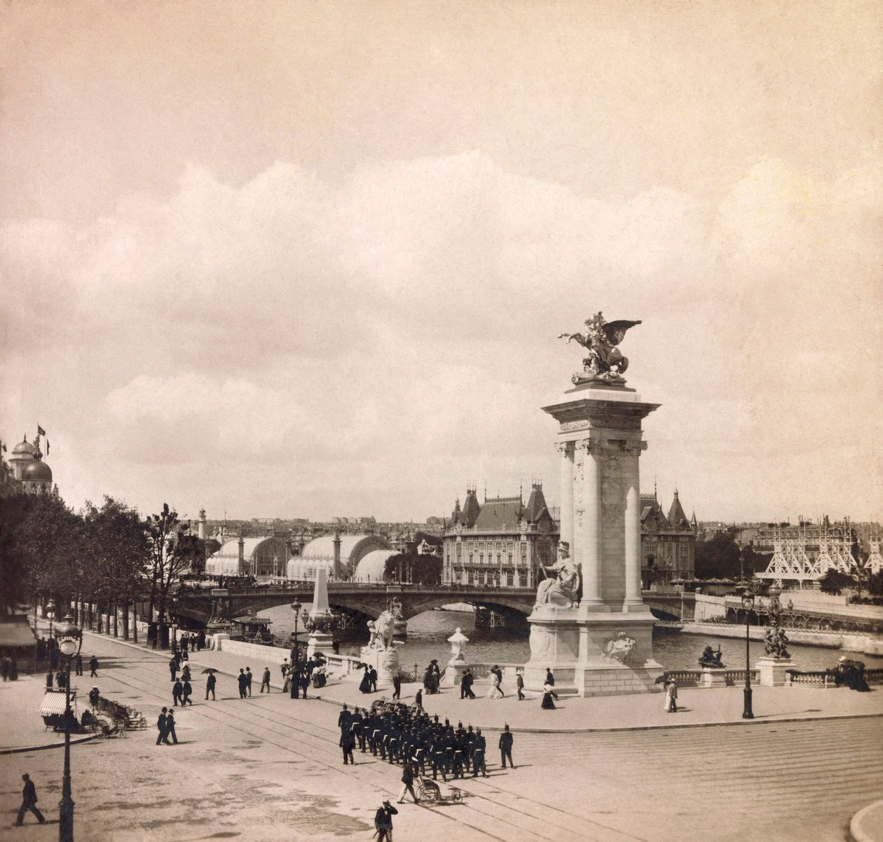 Exposição Universal de 1900 - Exposição Universelle de 1900 em Paris: Pylon da ponte Alexandre III - coleção particular de Anonymous Anonymous