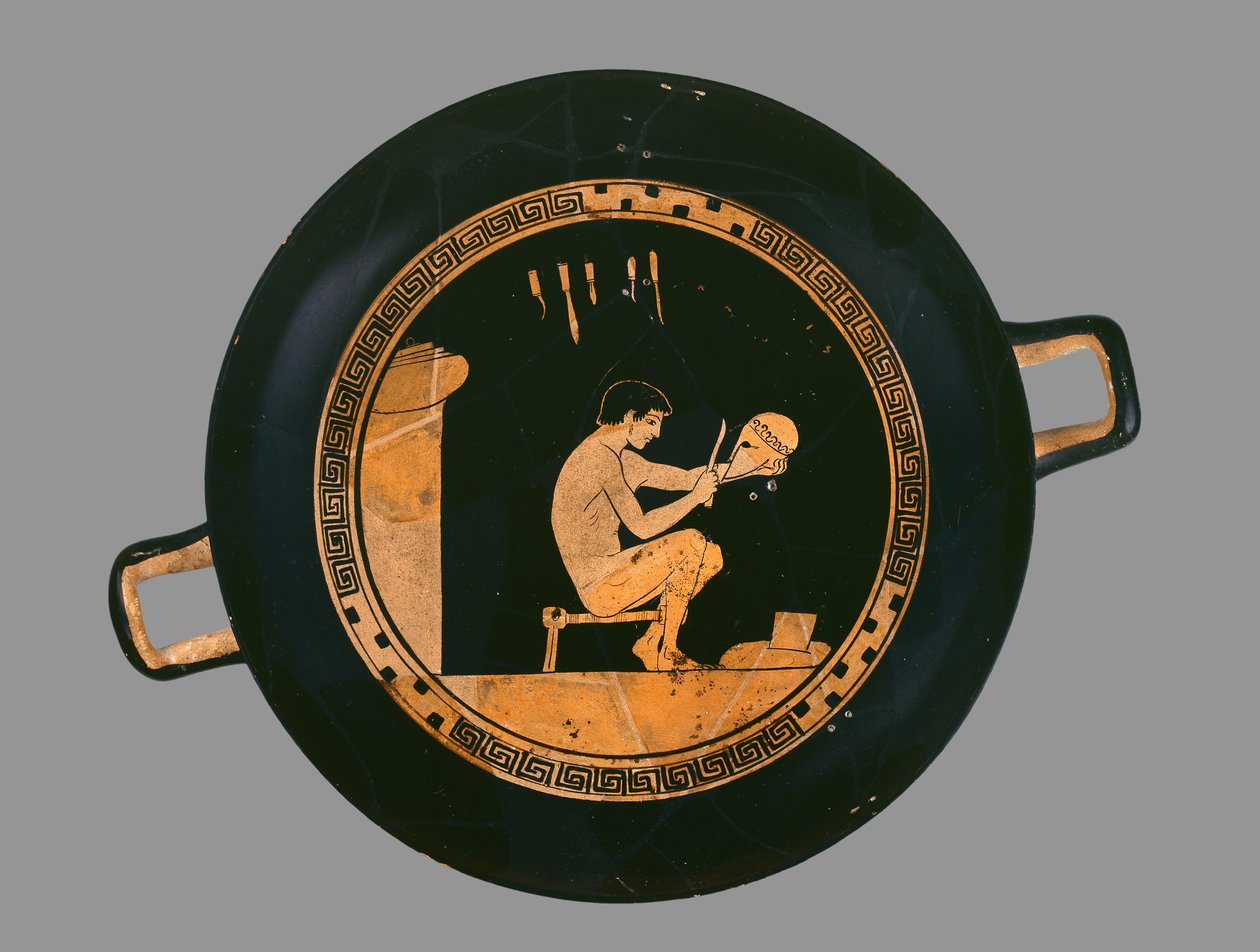 Taça ática de figuras vermelhas representando um jovem fabricante de capacetes, de Orvieto, c.480 aC (cerâmica) de Antiphon painter