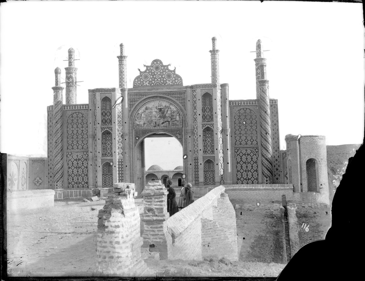 Darvaze Dawlat, portão da cidade de azulejos, Teerã, c.1880 de Antoin Sevruguin