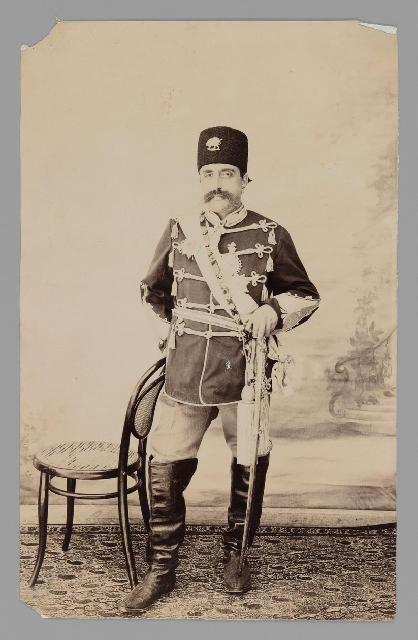 Retrato de corpo inteiro de Mozaffar al-Din Shah, final do século 19 ao início do século 20 (impressão de gelatina de prata) de Antoin Sevruguin