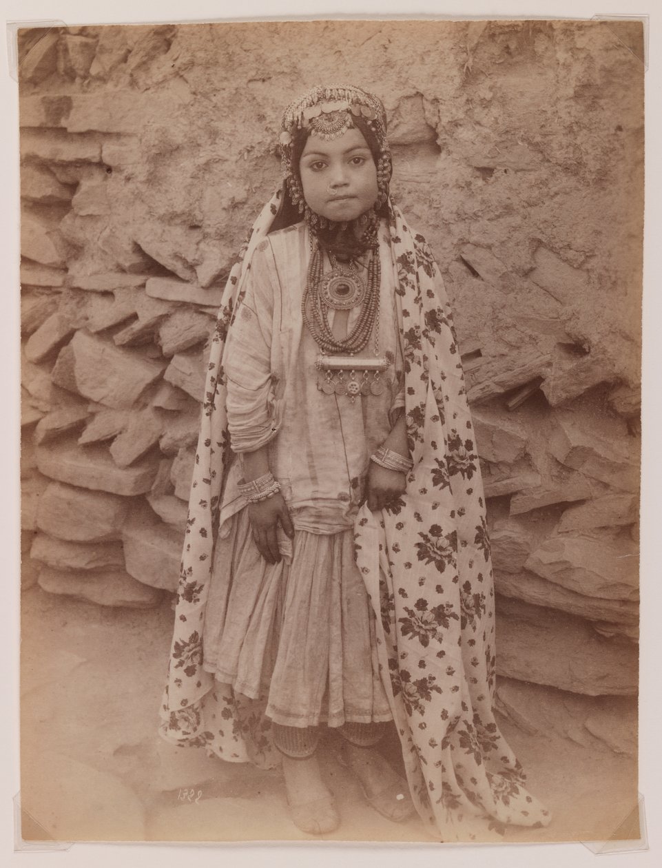 Menina adornada em jóias de prata (impressão de albúmen de prata) de Antoin Sevruguin