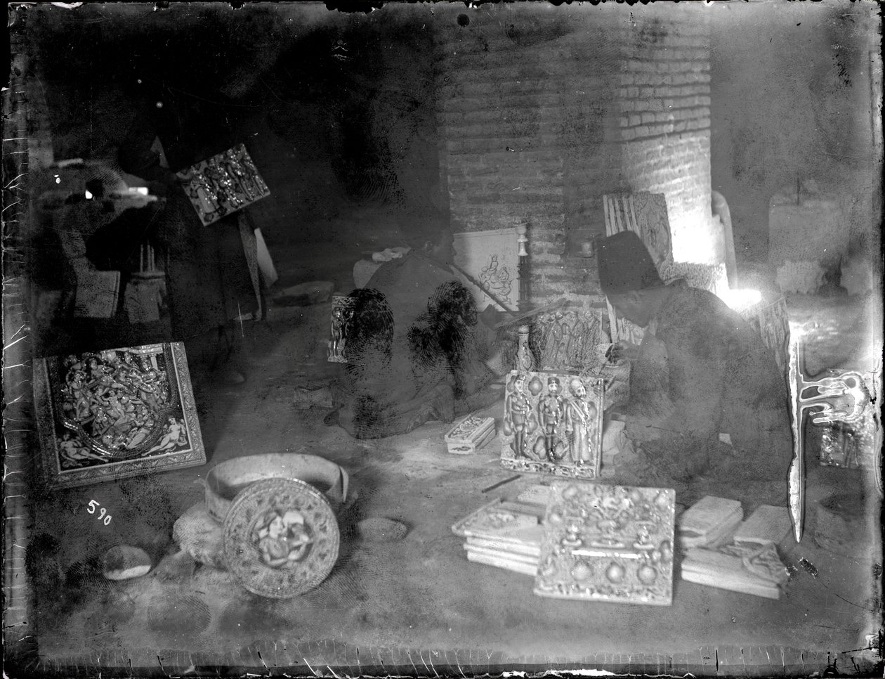 Fabricantes de telhas em sua oficina, c.1880-1930 de Antoin Sevruguin