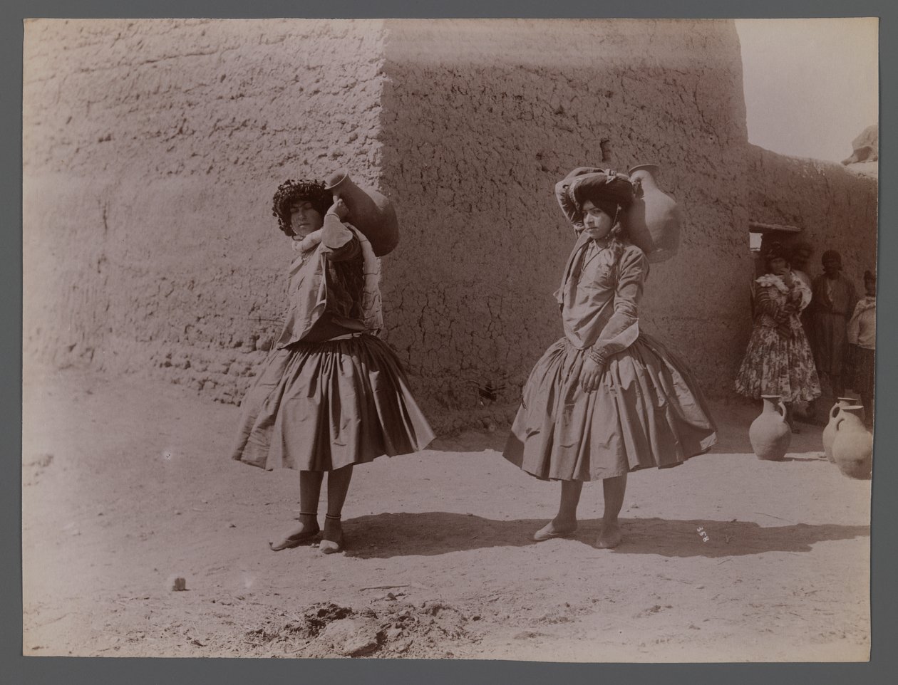 Duas mulheres carregando jarros de barro que não usam meia-calça (impressão de albúmen de prata) de Antoin Sevruguin